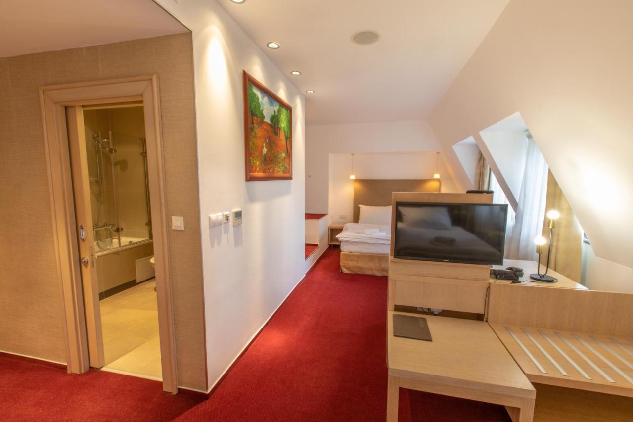 Hotel Villa Necas 질리나 외부 사진