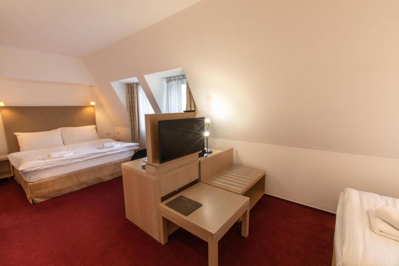 Hotel Villa Necas 질리나 외부 사진