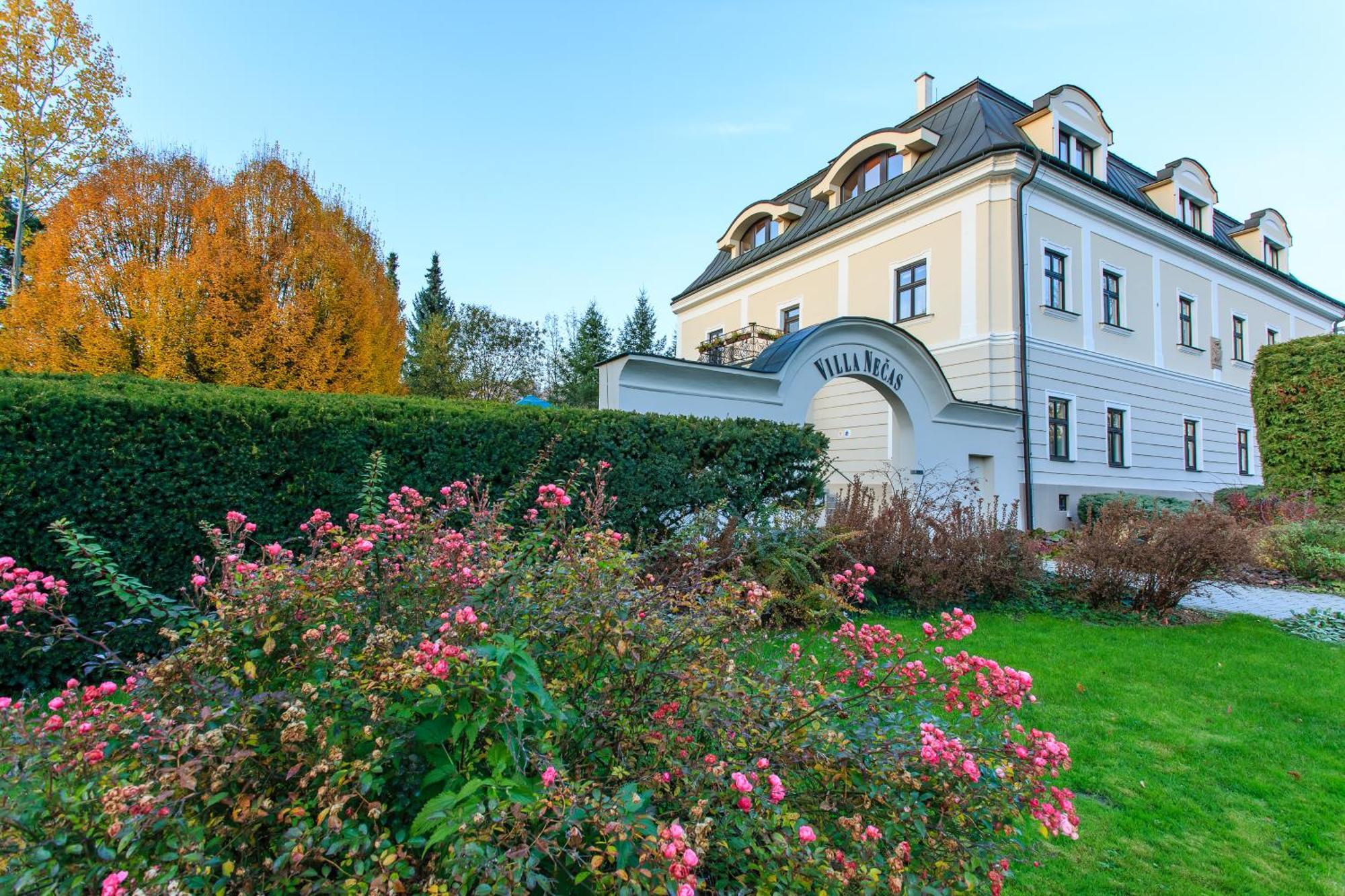 Hotel Villa Necas 질리나 외부 사진
