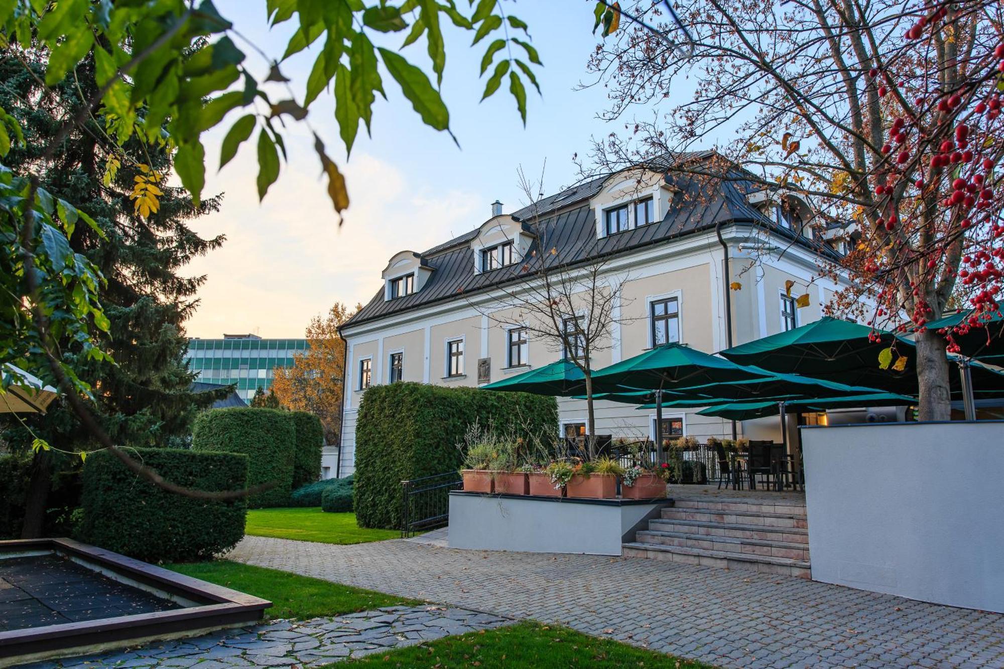 Hotel Villa Necas 질리나 외부 사진